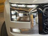 【LEDヘッドライト】悪天候や夜間走行時も良好な視界を確保し安心して運転できる高輝度LEDヘッドライトを装備!点灯速度が早く、消費電力も抑えられています。