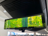 【インテリジェントルームミラー】後席の大きな荷物や同乗者で後方が確認しづらい時でも安心!カメラが撮影した車両後方の映像をルームミラー内に表示。クリアな視界で状況の確認が可能です!