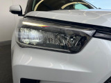 【LEDヘッドライト】悪天候や夜間走行時も良好な視界を確保し安心して運転できる高輝度LEDヘッドライトを装備!点灯速度が早く、消費電力も抑えられています。