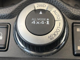【オールモード4&times;4】2WD/4WDモードを手軽に切り替え可能。燃費重視の2WD、スタック時に役立つLOCK、AUTOモードでは4WDの配分を自動で調整し、路面状況を問わず安定した走りをサポート。