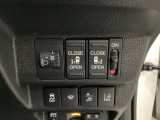 リアドアは乗り降りに便利な両側電動スライドドアです。また運転席に座っていながらスイッチ操作で自在にスライドドアを開け閉めできます。隣にはヘッドライトリベライザーのスイッチがついています。