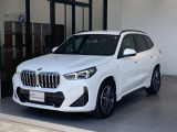 BMW伝統のキドニーグリルとシャープなLEDヘッドライトが存在感あるフロントフェイスを演出。街中でもひと目でBMWと分かるデザインです。