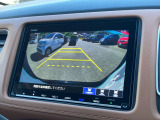 バックモニター装備。画面にて後方の確認が行えるので、バック駐車や車庫入れの際には重宝します。車の運転に慣れない方でも安心のガイドライン表示機能付。