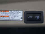 後ろが狭くてもサッと積める。途中で止められる安心のバックドア。後ろの駐車スペースが狭い時に重宝しますよ♪