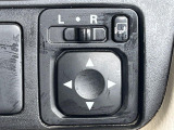 【電動格納ミラー】サイドミラーは電動格納式となっており、狭い駐車場でもキズがつくリスクを抑えられます。
