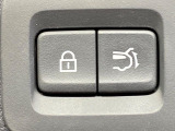 【パワーバックドア】スマートキーや運転席のボタンを押すだけでリアゲートが自動で開閉します!荷物を持っている時や、高い位置にあるバックドアを閉める際に便利な機能です♪