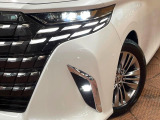 【LEDヘッドライト】悪天候や夜間走行時も良好な視界を確保し安心して運転できる高輝度LEDヘッドライトを装備!点灯速度が早く、消費電力も抑えられています。