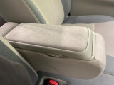 【アームレスト】運転中の身体の負担を軽減してくれるアームレストを装備♪
