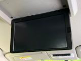 【フリップダウンモニター】大画面モニターで後席でもエンタメをお楽しみいただけます。小さなお子様にも大人気の装備です♪