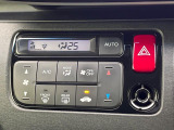 【オートエアコン】一度お好みの温度に設定すれば、車内の温度を検知し風量や温度を自動で調整。暑い&hellip;寒い&hellip;と何度もスイッチ操作をする必要はありません。快適な車内空間には必須の機能ですね♪
