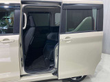 左側電動スライドドアは、子供の送り迎えの際に運転席からドアの開閉ができるので便利です。ルーフが高いので大人のかたの乗り降りもしやすいですよ★