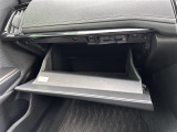 【グローブボックス】大容量のグローブボックスです!!車検証ケース他、日頃使う小物類の収納スペースもたくさんあります!