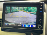 【バックカメラ】駐車時に後方がリアルタイム映像で確認できます。大型商業施設や立体駐車場での駐車時や、夜間のバック時に大活躍!運転スキルに関わらず、今や必須となった装備のひとつです!
