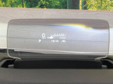 【カラーヘッドアップディスプレイ】現在の速度や走行情報をデジタル表示で運転席前方のガラスに投影!カラー付きで視認性も高く、運転中目線をずらさず必要な情報を確認できるのでとっても便利で安心!