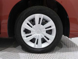 タイヤサイズは(165/65R14)でキャップ付きスチールホイールです。