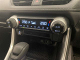 左右独立温度コントロールフルオートエアコンです。運転席、助手席それぞれで独立して温度設定ができます。冷え性の方が乗っても安心ですね♪