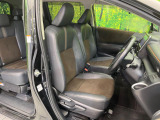 運転席まわりには十分なスペースがあり、大柄な方でもゆったり運転していただける環境です。