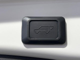【パワーバックドア】スマートキーや運転席のボタンを押すだけでリアゲートが自動で開閉します!荷物を持っている時や、高い位置にあるバックドアを閉める際に便利な機能です♪