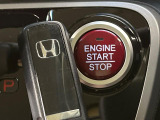 【Hondaスマートキー】カバンやポケットに入れたままでもドアの施錠・解錠が可能なスマートキーを装備。エンジンのオン・オフ時もカギを取り出す必要が無いからとっても便利です♪