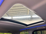 【サンルーフ】開放感たっぷりの希少装備、サンルーフが装着されています!車内に明かりを取り入れたり景色を楽しむ以外にも、車内の空気も簡単に換気できて快適です!