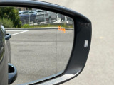 レーンチェンジアシスト。後方死角ゾーンの車両を検知してインジケーターが点灯、ドライバーに注意を促します。