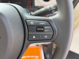 【クルーズコントロール】アクセル操作なしで一定速度を保つ機能。先行車との距離を自動調整する追従型が主流で、高速走行時の疲労を劇的に軽減します。長距離移動が多いお客様への商談では必須の快適装備です。