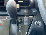 オートブレーキホールド。信号待ちなどの停車時に、ブレーキペダルを踏み続けていなくても自動的にブレーキがキープされる機能です。アクセルペダルを踏めば、ブレーキが解除され発進が可能です