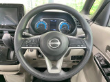 インテリアに合わせたデザインのステアリングは、運転される方のことも考え、運転しやすい形状、大きさです。是非一度、実際に触ってお確かめください。