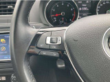左側スイッチには前の車を自動で追従する「アダプティブクルーズコントロール(ACC)」の操作ボタンが集中しています。速度の設定や車間距離の調整が、親指一本で直感的に行えます。