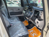 毎日過ごす運転席は要チェック。シートのへたり・擦れ、視界のイメージまで伝わる重要ポイント。