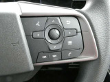 ステアリングの右側には、オーディオや車両情報の設定が出来るステアリングスイッチを装着しております