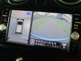 自車を真上から見下ろすように映し出すので周囲の状況が分かるアラウンドビューモニター搭載。フロントカメラとしても使用できます。車庫入れなど苦手な人の頼りになる助っ人です。