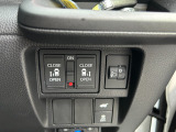 運転席の手元で両側スライドドアの開閉操作が可能です。