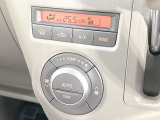 【オートエアコン】一度お好みの温度に設定すれば、車内の温度を検知し風量や温度を自動で調整。暑い&hellip;寒い&hellip;と何度もスイッチ操作をする必要はありません。快適な車内空間には必須の機能ですね♪
