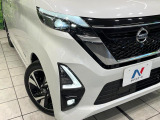 【LEDヘッドライト】悪天候や夜間走行時も良好な視界を確保し安心して運転できる高輝度LEDヘッドライトを装備!点灯速度が早く、消費電力も抑えられています。