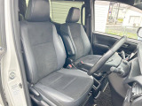 運転席まわりには十分なスペースがあり、大柄な方でもゆったり運転していただける環境です。