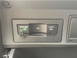 ETCユニットはグローブボックスの中に装着されています。こちらの車両はDSRC(ETC 2.0)に対応していますので、渋滞情報などリアルタイムでナビに反映されます。