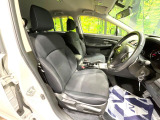 運転席まわりには十分なスペースがあり、大柄な方でもゆったり運転していただける環境です。
