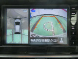 ギアを『R』に入れるとナビ画面に、まるで雲の上から覗いているような映像が映り、駐車をサポートしてくれます。