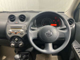 周りが見渡せるから小柄な女性でも運転しやすい、見晴らしのいい運転席。足元が広々としているのでゆったり快適にドライブを楽しめます♪