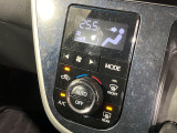 【オートエアコン】一度お好みの温度に設定すれば、車内の温度を検知し風量や温度を自動で調整。暑い&hellip;寒い&hellip;と何度もスイッチ操作をする必要はありません。快適な車内空間には必須の機能ですね♪