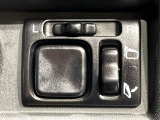 【電動格納ミラー】サイドミラーは電動格納式となっており、狭い駐車場でもキズがつくリスクを抑えられます。