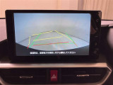 ハンドル操作に連動して、ガイドラインが予想進行先を表示するバックガイドモニター付きです。夜間でも後方の視界が確保出来るので、より安定した運転が行えます。補助装置になりますので目視での確認も大切です。