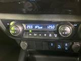 【左右独立型フルオートエアコン】運転席と助手席でそれぞれお好みの温度に設定可能。同乗者にも配慮した、快適な空調をお届け致します。