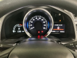 メーターの横に液晶カラーディスプレーを装備。航続可能距離等の情報やHonda SENSINGの注意・警告を表示します!