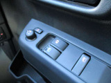 運転席・助手席はパワーウィンドウです♪電動格納ミラーもあります♪