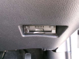 ETC車載器を装備しています。高速道路の料金所もストレスなく通行できます。すっきりとしたビルトインタイプですよ。