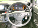 インテリアに合わせたデザインのステアリングは、運転される方のことも考え、運転しやすい形状、大きさです。是非一度、実際に触ってお確かめください。
