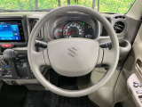 インテリアに合わせたデザインのステアリングは、運転される方のことも考え、運転しやすい形状、大きさです。是非一度、実際に触ってお確かめください。