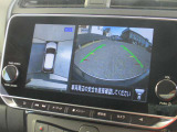 自車を真上から見下ろすように映し出すので周囲の状況が分かるアラウンドビューモニター搭載。フロントカメラとしても使用できます。車庫入れなど苦手な人の頼りになる助っ人です。